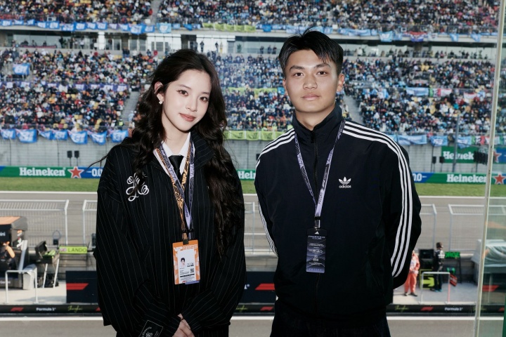 蒯纪闻现场观战F1，与欧阳娜娜合照